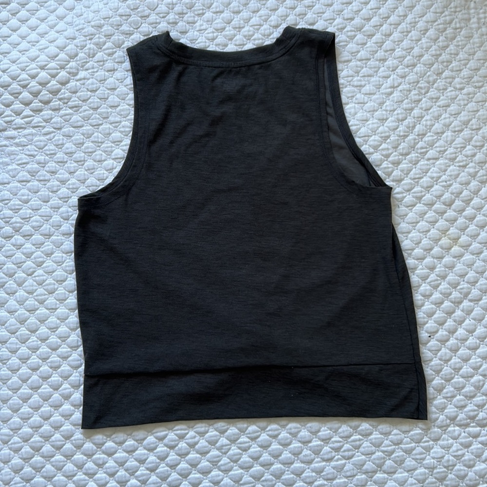 2 old navy active wear tanks - Picture 5 of 5
